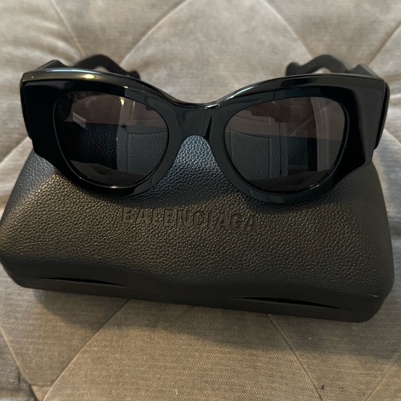 Preowned BALENCIAGA BB0070S 006 SUNGLASSES Good Condition - Picture 10 of 14